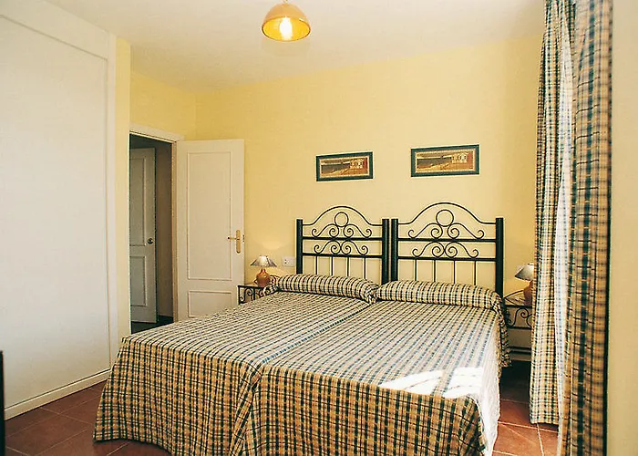Apartamentos Leo Islamar